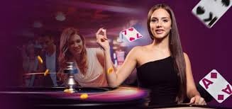 Tampilan permainan Crazy Time dengan roda interaktif dan dealer profesional di ahh4d